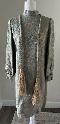 Vestido Vintage Margaret Morse Brocado Manga Larga Verde Metálico con Borla Foto 1 de 4