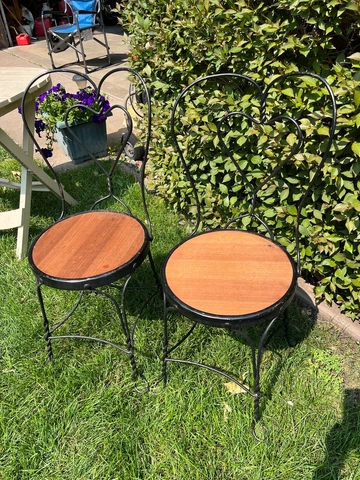 2 VINTAGE METAL ICE CREAM CHAIRS Cover