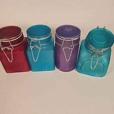 Juego de cuatro botes de vidrio de colores con tapas de bloqueo muy buen estado  Foto 1 de 4