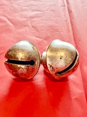 Antiguo DOS CAMPANAS DE TRINEO DE CABALLOS CROTAL BRONCE FUNDIDO ¡Suena como Navidad! Foto 1 de 4