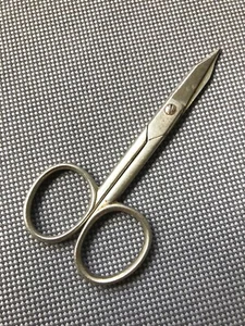 Stickschere - Mikrospitze, 9 cm lang, silber, Stahl, Edelstahl, 2,7 cm Klingen - Bild 1 von 2