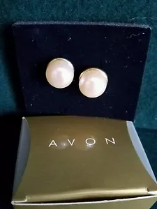 LOVELY AVON Pequeño Negro Vestido PENDIENTES IMITACIÓN PERLA TONO DORADO NUEVO STOCK ANTIGUO 2001 - Imagen 1 de 3