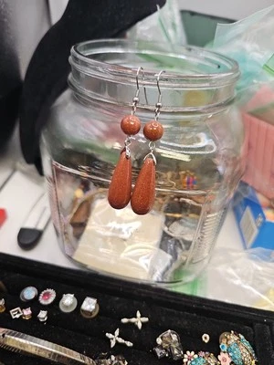 Pendientes perforados colgantes alambre francés tono plata piedra dorada lágrima Foto 1 de 4