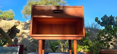 Mesa auxiliar o auxiliar pequeña danesa moderna de teca Dyrlund de mediados de siglo de 1960 rara Foto 1 de 4