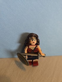 Lego Wonder Woman authentic Minifigure DC 76075  Discontinued RARE!