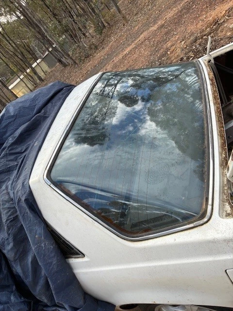 Mitsubishi Sigma GJ Scorpion 1981 ventana trasera tiras cromadas, alrededores Foto 1 de 3