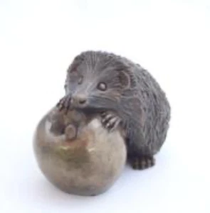 Oriele Bronze Resin kleiner Igel auf Apfel - Bild 1 von 3