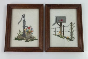Vintage Kreuzstich gerahmte Kunst 2er Set Brunnenpumpe & Briefkasten Szenen - Bild 1 von 9