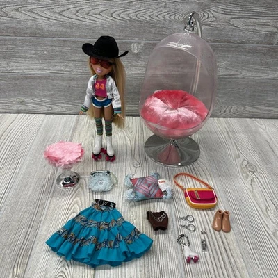 Rare Bratz MGA 2001 Flashback Fever Fianna & 2003 Funky Doll Egg Swing Chair Lot - Image 1 of 4