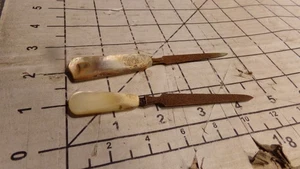 2 limas de manicura de uñas de metal y mango de madreperla vintage con carcasa - Imagen 1 de 10