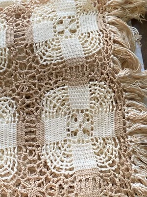CUBIERTA VINTAGE CROCHET OFF WHITE Y BEIGE 64" X 98" EXCLUYE BORLAS DE 4 1/2" Foto 1 de 4