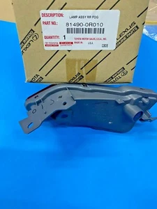 GENUINE 2013-2016 Toyota RAV4 81490-0R010 Lamp Assembly, Rear Fog, L - Picture 1 of 2