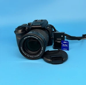 Fujifilm FinePix S100FS 11,1 megapixel fotocamera digitale bridge con scheda SD - testata - Foto 1 di 11