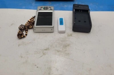 Canon IXUS 175 20MP Digital Camera Sliver out of Focus and needs to repair - Image 1 of 4