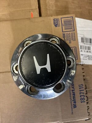 Tampa de cubo central de roda de metal Honda Passport 1994-1998 OEM cromada 897038 9770 HO53 - Imagem 1 de 3