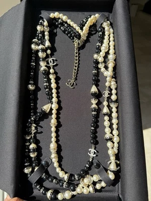 COLLAR LARGO TRIPLE CRISTAL PERLAS BLANCO/NEGRO LOGO CC TONO DORADO CHANEL 2021A Foto 1 de 4