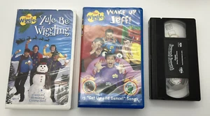 3 Wiggles VHS - Wake Up Jeff (Blue Clamshell) - Yule Be Wiggling (White) - Yummy - Imagen 1 de 3