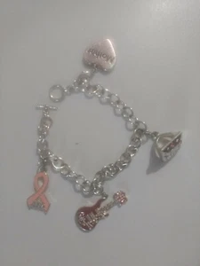 Pulsera con dijes de conciencia de pecho tono plateado bisutería broche 2005 - Imagen 1 de 6