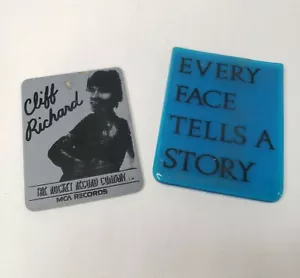 "Espejo de colección 1977 Cliff Richard Every Face Tells a Story promoción MCA Records 2,5x3" - Imagen 1 de 3