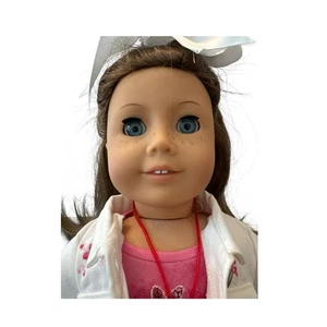 Muñeca American Girl 18" Pleasant Co 2008 con atuendo y accesorios de mochila - Imagen 1 de 13