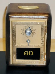 Antiguo banco de puerta de caja de correos de Estados Unidos con ranura de latón - nogal griego - Imagen 1 de 5