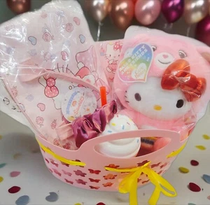 Hello Kitty mit Carebear - Ostern Plüsch Geschenkkorb Set mit Hello Kitty Goodies  - Bild 1 von 1