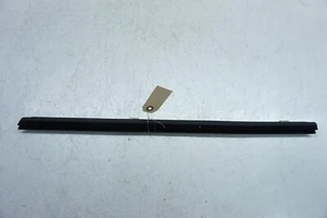 Jaguar XF 2021-2023 OEM puerta trasera izquierda ventana interior fieltro moldura - Imagen 1 de 10
