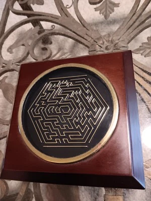 Cubo laberinto plano Mid Century de madera maciza negro y latón Foto 1 de 4