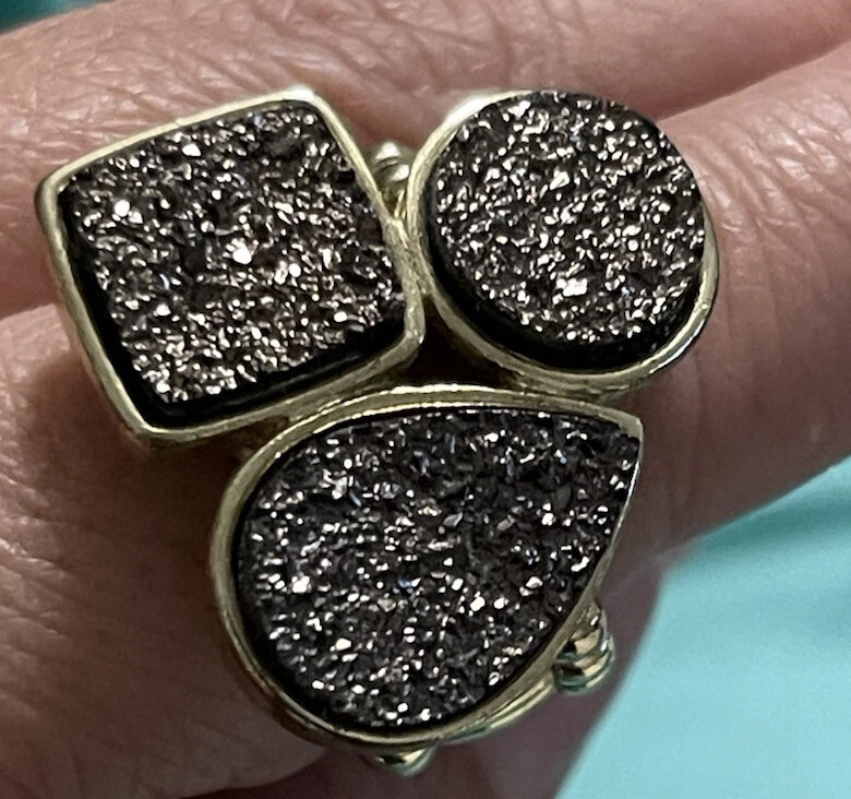金色 Druzy 黑石戒指 几何形状 边框 套装 AVON 均码 — 第 1/3 张图片