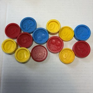13 Vintage Münzen Medaillen für Fisher-Price Registrierkasse rot blau gelb 6 - Bild 1 von 3