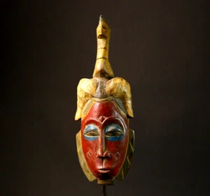 Máscara Guro Decoración Tribal Africana con Cara Roja Ojos Azules y Cresta Animal -9214 - Imagen 1 de 24