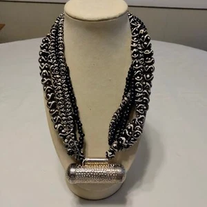 Collar grueso llamativo Iris Apfel & Bajalia de metal en tono plateado y negro/blanco - Imagen 1 de 11