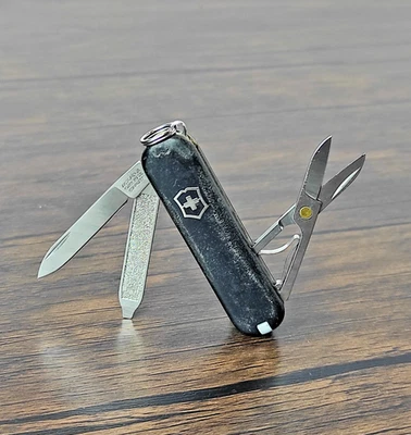 Navaja suiza Victorinox Classic SD 58mm, negra, mal estado Foto 1 de 2
