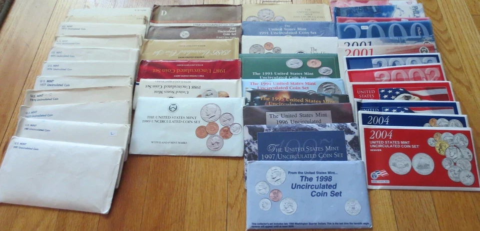 1971 to 2004 Mint Sets U.S. Mint 32 Sets P And D Mint Set Uncirculated COA Value - Image 1 of 4