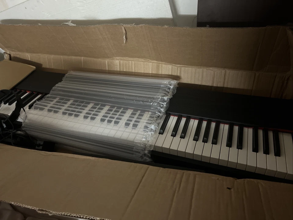 VEVOR Pianoforte Digitale con 88 Tasti Pesati con Pedale Sustain Altoparlanti - Immagine 1 di 2