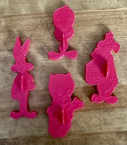 VTG 1978 Warner Brothers Looney Tunes Red Plastic Cookie Cutters - Set of 4 - Picture 1 of 3