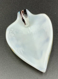 Piatto spilla portagioie a forma di foglia in vetro artistico fuso bianco blu marrone lungo 3" - Foto 1 di 8