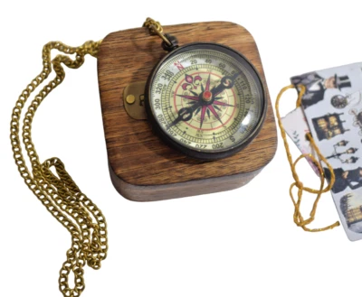 Brújula de cadena de latón de inspiración antigua con exquisita caja de almacenamiento de madera - Regalos Foto 1 de 4