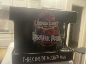 Tazza nuova Jurassic Park T-Rex artiglio interno modellata 25° anniversario nuova con scatola - Foto 1 di 5