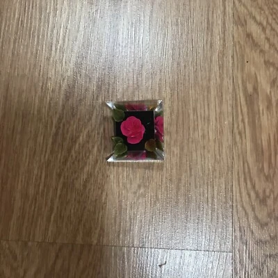 De Colección Forma Cuadrada Transparente Lucite Reverso Tallado Rosa con Hojas Flor Prendedor/Broche Foto 1 de 4