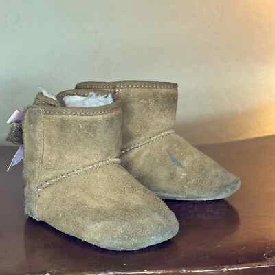 ZAPATO BEBÉ UGG JESSE BOW II | CASTAÑO Foto 1 de 4