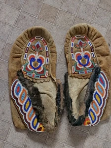 Pair Of Vintage Native American Beaded Moccasins - Picture 1 of 6
