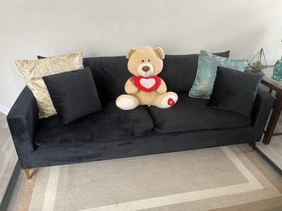 Sofá de terciopelo negro con patas doradas - Sofá moderno de 81” x 32” x 24” Foto 1 de 2