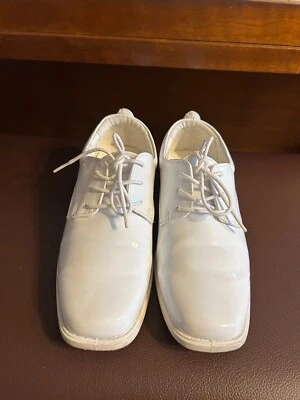Boys white patent leather tie dress shoes size 3 - Image 1 of 4