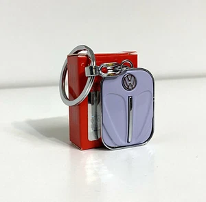 VW Schlüsselanhänger Patell lila Stahl Auto Geschenk Käfer Haupe Brezel NEU - Picture 1 of 4
