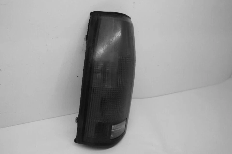 Conjunto de lanterna traseira esquerda usado serve: 1996 Chevrolet Chevrolet 1500 picape esquerda Gr - Imagem 1 de 1