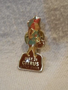 Picapiedra Dist. Pin de solapa de 21 cítricos de las pequeñas ligas Wilma Picapiedra - Imagen 1 de 2