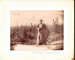 Foto cartolina armadio vintage bella donna abito all'aperto moda British Columbia CA - Foto 1 di 1