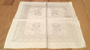 Table napkins, a set of 3, creamy with flowers on them, 16.5 x 16.5, new - Picture 1 of 3