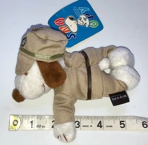 PEANUTS Snoopy Llavero Ventosa Peluche Uniforme Militar con Etiquetas - Imagen 1 de 7